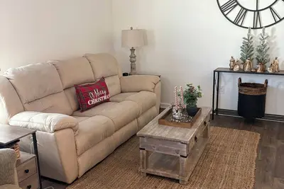 Image de Spotless, uncluttered, charming and centrally located in Villages Sawgrass area.