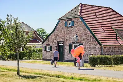 Image de 7-person farmhouse on child-friendly vacation park
