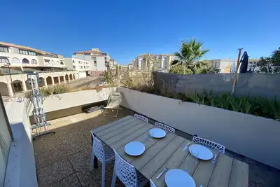 Image de Studio cabine climatisé, terrasse et parking proche plage