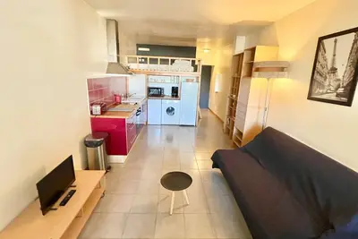 Image de Studio spacieux en centre-ville avec piscine