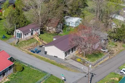 Image de 2 Homes - 4 Beds /2 BAs - Easy Walk to Downtown West Jefferson.