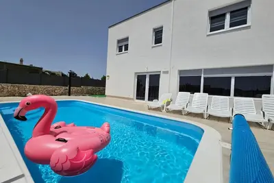 Image de Spacious 5-bedroom villa with pool, WiFi, Ac, parking
