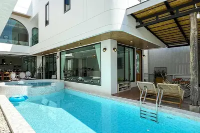 Image de 7 Bedroom Luxury Villa near Golf Courses. Pool w/ Jacuzzi