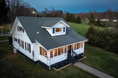 Image de Cozy Family Farmhouse Retreat - New River Gorge! New Hot Tub / Ev Charger.