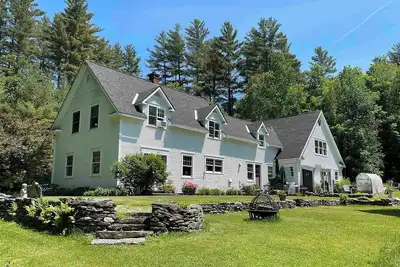 Image de Charming Country Cape with Scenic Drive, Spacious Living & Private Pond