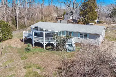 Image de Luxury Lakeview 3br w/ Outdoor Deck, Basketball, Vinyls, Games in Lake Norman
