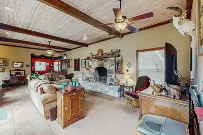 Image de Spacious house with cozy cottage with hot tub, fireplace & Wifi, dog-friendly