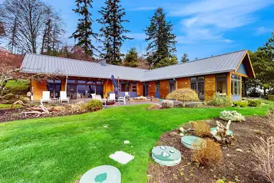Image de Unparalleled waterfront luxury with breathtaking island views