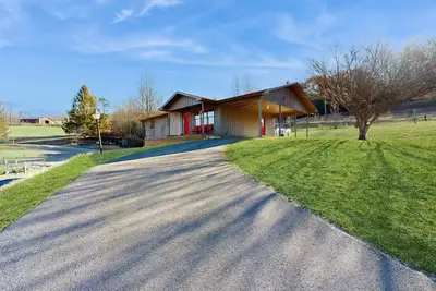 Image de Relaxing farm setting, enjoy the porch with the sounds of the live animals