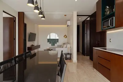 Image de Stylish condo with private balcony, rooftop pool & gym – near beaches