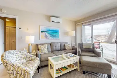 Image de Riverview condo near the lake with beach access, fireplace, patio & cable