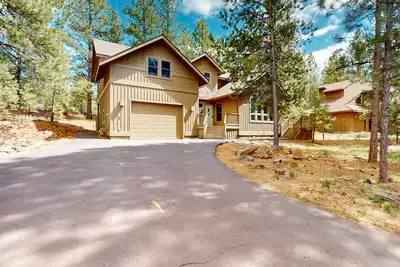 Image de Lovely and spacious family-friendly home with Sharc passes & private hot tub