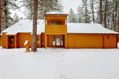 Image de Beautiful and spacious family-friendly home w/ indoor hot tub, fireplace, patio