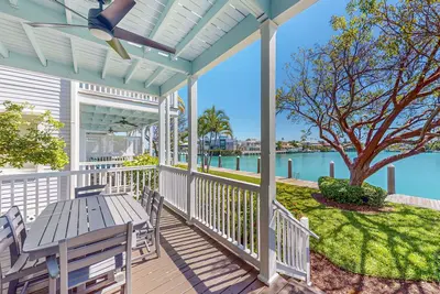 Image de Waterfront escape with stunning views, private balconies, near attractions