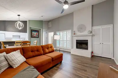 Image de Cozy condo with patio and shared pool, located a short walk from the stadium