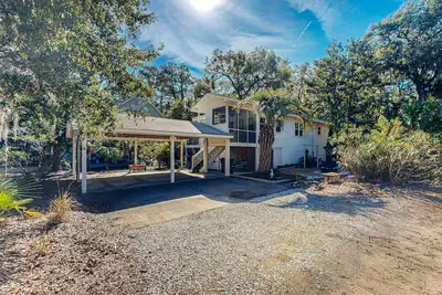 Image de Spacious house w/ deck, W/D, central location + walking distance to beach