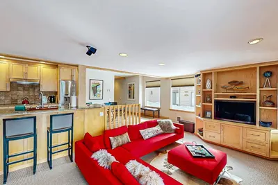 Image de Cozy ski condo with patio, fireplace, WiFi, shared pool & hot tub, walk to lifts
