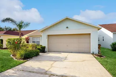 Image de Spacious home with pool, enclosed yard, WifI, washer/dryer, and game room