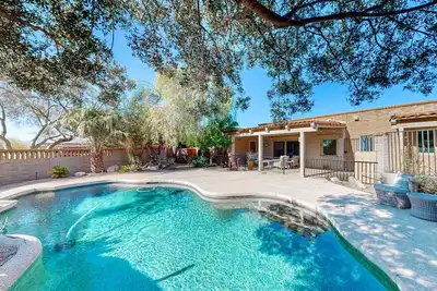 Image de Tranquil horse property with mountain views, private pool & patio, Ev charger