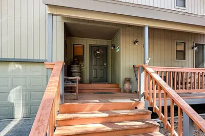 Image de Cozy family-friendly home with air hockey, grill, deck, & nearby activities