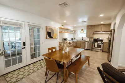 Image de 2 Full Units Quiet Culdesac w/ Private Pickleball - Sleeps 10