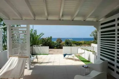 Beachfront cottage 4\/5 beds parking space