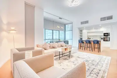 Image de Luxury High-Rise | Stunning Views | Modern and Cozy
