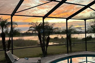 Image de Stunning lakeside home, just 25 mins from Disney parks and 40 mins from Orlando