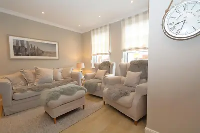 Image de This exclusive vacation home on Sylt combines luxurious comfort with the tranquillity of an idyllic location. Nestled in the old town center of Westerland, it offers a perfect combination of modern design and traditional charm.