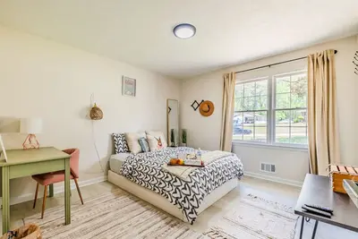 Image de Cozy Room w Queen Bed in Shared Home – Near Shops & Dining
