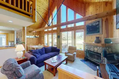 Image de Your Rustic Luxurious Retreat in Nature’s Embrace with plethora of amenities