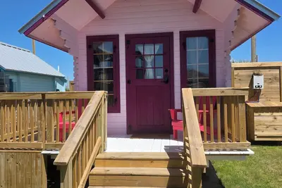 Image de \"Barbie\"  Bunkie adorable beach tiny home, Barbie Bunkie beach glamping cabin