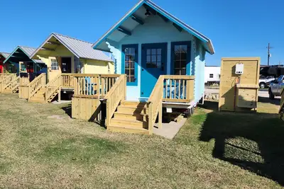 Image de \"Ken\" Beach Bunkie tiny home, Ken Bunkie beach glamping cabin