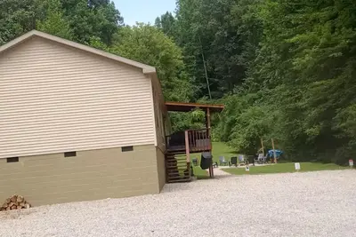 Image de Nice Peaceful, Home in Matewan, close to trails! With Hot Tub, Pool & fire pits!