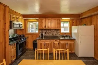 Image de Rustic 3-bedroom Cabin in Forest Lodge on High Lake
