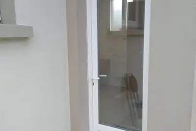 Image de Studio indépendant neuf dans maison avec jardin