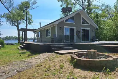 Image de Private Island Getaway. 360 Water views. Pontoon Boat Included! !