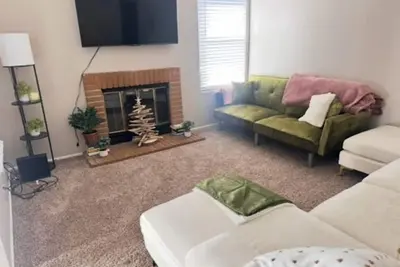 Image de Charming clean 2-bedroom apartment with WiFi, Ac in awesome Sacramento Arden