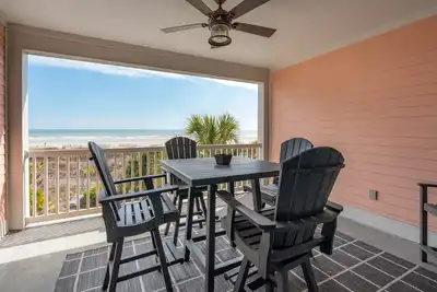 Image de 2 Ocean view balconies, Walk to town, Beach access across the street! Summer Wind!