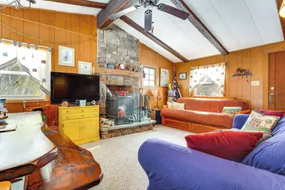 Image de Hike, Ski & Unwind: Cabin w/ Deck in Chester!