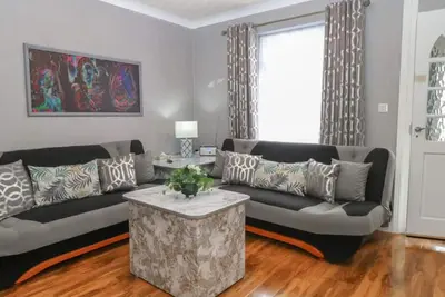 Image de Swift Host: 2 bed 2 baths | On-street Free parking