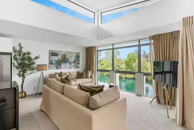 Image de Riverside Oasis - 3 bdrms, 3 bath, walk to town + heated pool*