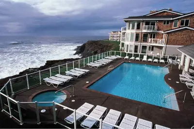 Image de 2-bedroom condo on bluffs. Whale Watching, Pool, hot tub, fitness and game room