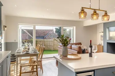 This luxurious seaside house with own private hot tub with unbeatable coastal location.