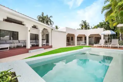 Image de Casa Del Sol - Luxurious 4-Bedroom Tropical Retreat with Private Pool Near Palm Cove Beach