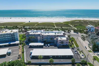 Image de Your Beachside Retreat – Siesta Key’s White Sands Just Steps Away!