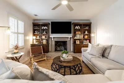 Image de Groovy Cary Crib - Pickleball, Pets & Plug-In 4 Ev