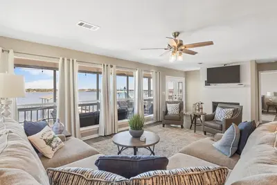 Image de Lakefront property perfect for fishing or swimming, summer dates available!