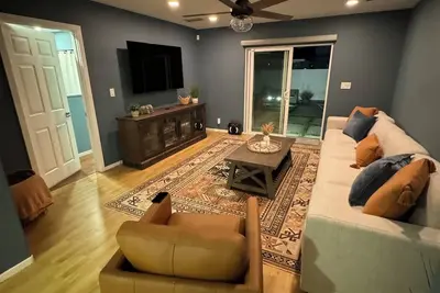 Image de 4-bedroom house centrally located La & Oc with hot tub & game room