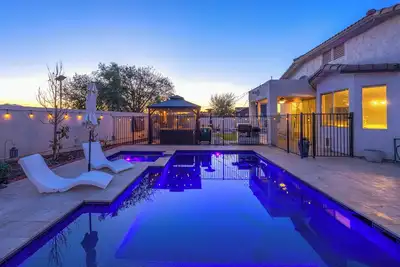 Image de Spacious 4-bedroom/3-Bath house with pool and 8-person Spa in lovely Phoenix